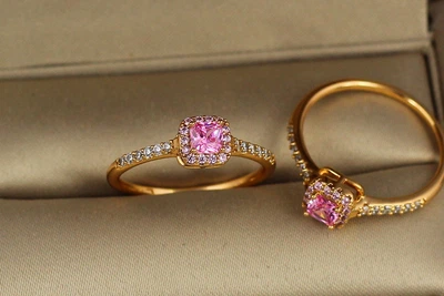 Кольцо Xuping Jewelry розовый квадратный фианит в ободке из камешков р 18 золотистое