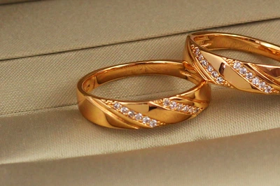 Кольцо Xuping Jewelry гладкое с косыми дорожками из камешков р 16 золотистое