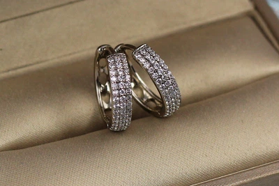 Сережки кільця Хuping Jewelry з камінням ззаду дірочки 1.6 см сріблясті