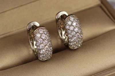 Серьги кольца Хuping Jewelry выпуклые с камнями сзади узор 1.8 см серебристые