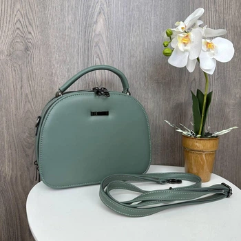 Полукруглая каркасная мини сумочка на плечо из экокожи гладкая мятная средней жесткости с металлической фурнитурой