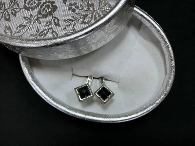 Серебряные серьги ХЮЗ "Черный обелиск", вставка - фианит, 3.9 г + подарочная коробочка (Ср1555)