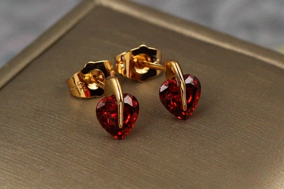 Сережки гвоздики Xuping Jewelry червоний фіаніт у формі сердечка 10 мм золотисті