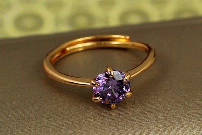 Кольцо Xuping Jewelry тонкое раздвижное с фиолетовым фианитом р 17 золотистое
