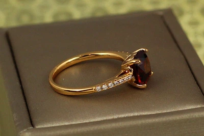Кольцо Xuping Jewelry красный квадратный фианит с дорожками по бокам р 16 золотистое