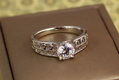 Кольцо Xuping Jewelry лиана с белым камнем р 19 серебристое