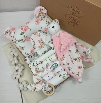 Набор для новорожденного: 6 пеленок, подушка и комфортер a.l.babybox Зайчики в розах розовый