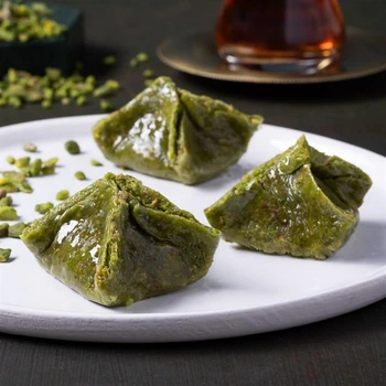 Турецкая баклава "Конверт невесты" с фисташками Karakoy Gulluoglu 500 г