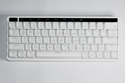 Механічна клавіатура Gateron МК60 RGB ( 63 клавіш, USB Type-C, bluetooth, 2.4G, wired ) White