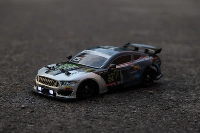 Дрифт машина Chevrolet Camaro на радиоуправлении с дымом из выхлопа 1:16