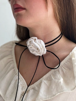 Чокер цветок на черном шнурке D.Hats цвет белый