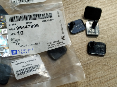 Клипса уплотнителя правой двери GENERAL MOTORS 96447999 CHEVROLET AVEO, DAEWOO MATIZ