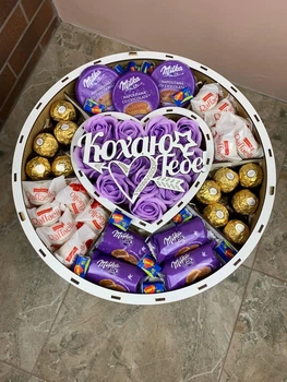 Подарунковий бокс з солодощами Milka, Ferrero, Raffaello, жуйками «Love is» та мильними трояндами