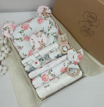 Набор для новорожденного: 5 пеленок, подушка и игрушки a.l.babybox Зайчики в розах Розовыэ