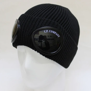 Шапка з окулярами чорна c.p company ZE00079-8