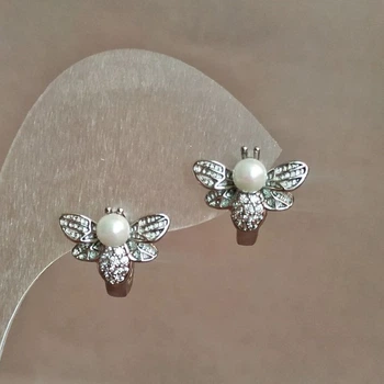 Серьги Xuping родий с белыми стразами и белой бусиной, диаметр 14 мм +, ida55075