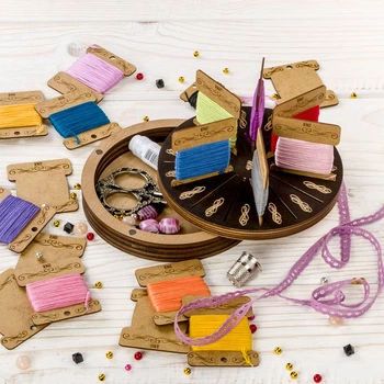 Шкатулка для рукоделия Wonderland Crafts + 17 бобинок FLZB(N)-051 (14*14*3.2см)
