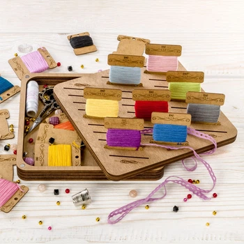 Шкатулка для рукоделия Wonderland Crafts + 32 бобинки FLZB(N)-061 (19*19*3.2см)