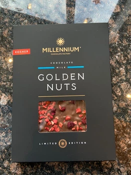 Шоколад молочный с вишней, клубникой и миндалем 1,1 кг Millennium