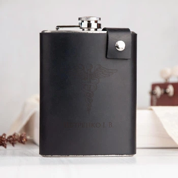Именная кожаная фляга с гравировкой для медика, 240 мл, Black, WOODPRESENT