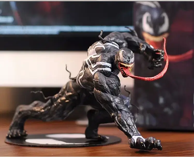 Статуэтка (фигурка) Venom с языком 14 см из ПВХ пластика на подставке