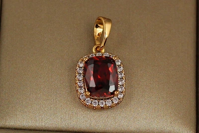 Кулон Xuping Jewelry малинка с прямоугольным красным камнем 1.4 см золотистый