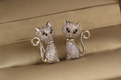 Серьги Xuping Jewelry котики с мелкими фианитами 2 см серебристые