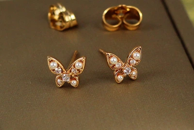 Серьги гвоздики Xuping Jewelry бабочка с жемчугом 6 мм золотистые