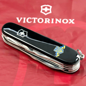 Нож Victorinox Huntsman Ukraine Black "Герб України Зі Стрічкою" (1.3713.3_T1010u)