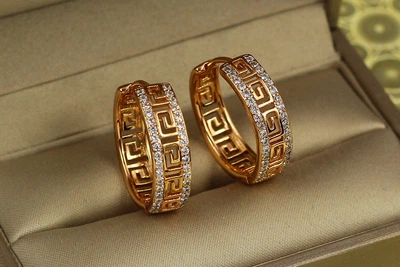 Сережки Xuping Jewelry з грецьким візерунком бортики з камінців 2,2 см золотисті