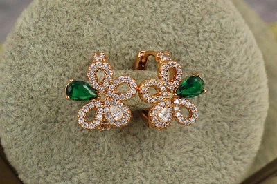 Серьги Xuping Jewelry катарантус с зеленым камнем 1,5 см золотистые