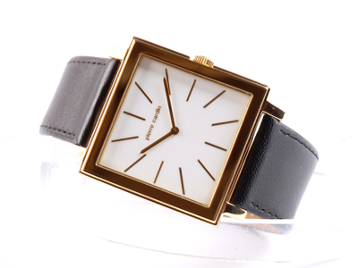 Pierre Cardin PC105351F03 - наручные часы в золотистом и черном цветах.