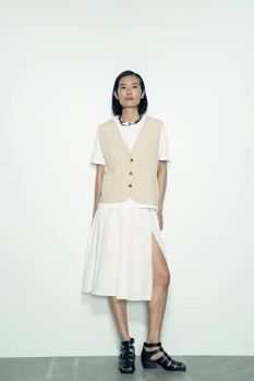 Костюм - футболка с жилетом и юбка zara - L
