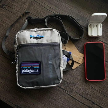 Сумка через плече водовідштовхувальна Patagonia патагонія з логотипом акули і шевроном