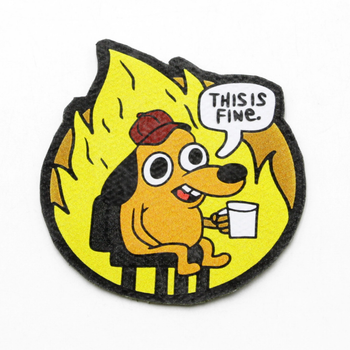 Шеврон надрукований пес у вогні з надписом "This is Fine"