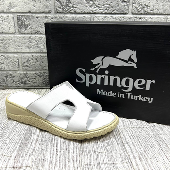 Жіночі шльопанці Springer на танкетці шкіряні білі 36