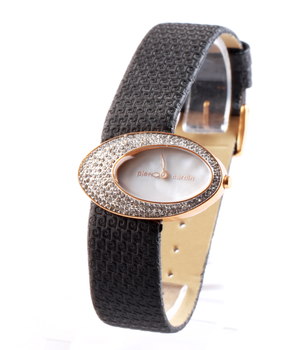 Часы Pierre Cardin PC100662F07 в розовом золоте на черном фоне.