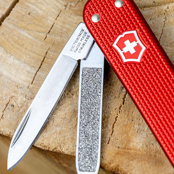 Складной нож-брелок VICTORINOX Classic Alox Sweet Berry 5 функций 4 см, нержавеющая сталь X50CrMoV15