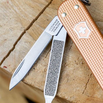 Складаний ніж-брелок VICTORINOX Classic Alox Fresh Peach 5 функцій 4 см, нержавіюча сталь X50CrMoV15