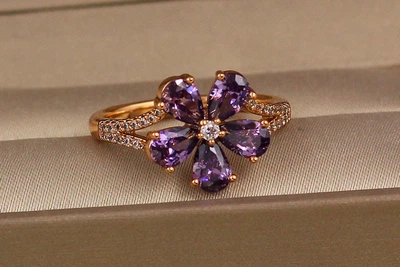 Кольцо Xuping Jewelry цветок с фиолетовым камнем р 19 золотистое