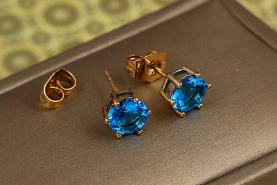 Сережки гвоздики Xuping Jewelry з блакитним каменем шість кріплень 7 мм золотисті