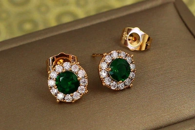 Серьги гвоздики Xuping Jewelry зеленый камень в ободке из фианитов 9 мм золотистые