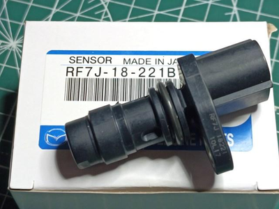 Датчик положения оборотов коленвала Mazda RF7J18221B