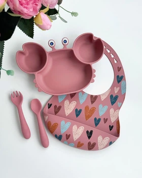 Набір силіконового посуду для дітей 4 предмета колір Пильна троянда ВР323, тарілка Краб, нагрудник принт Серце