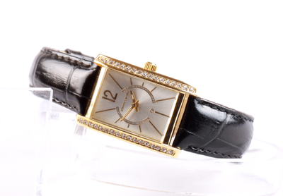 Часы Pierre Cardin PC106562F03 наручные, которые доступны в золотистом и черном цветах.