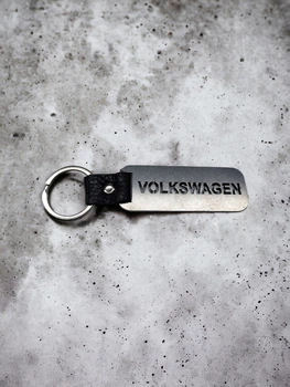 Брелок с метала и названием марки Volkswagen