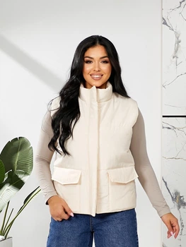 Теплий короткий жіночій жилет K5 fashion 2201/3 з накладними кишенями 42-44 молочний