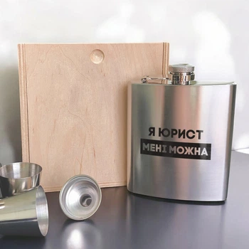 Набір фляга з чарками "Я юрист мені можна" у дерев'яній подарунковій коробці