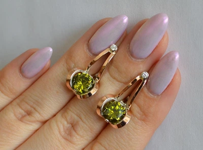 Серебряные серьги Silverstyle с пластинами из золота 010с, цвет камня олива