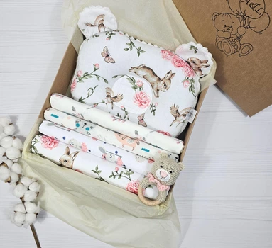 Набор пеленок для новорожденных с погремушкой a.l.babybox Зайчики в розах Милк